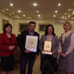 Nagrodzony Pan Stanisław Koc wraz z przedstawicielkami grup LGD koordynatorkami projektu SZREK